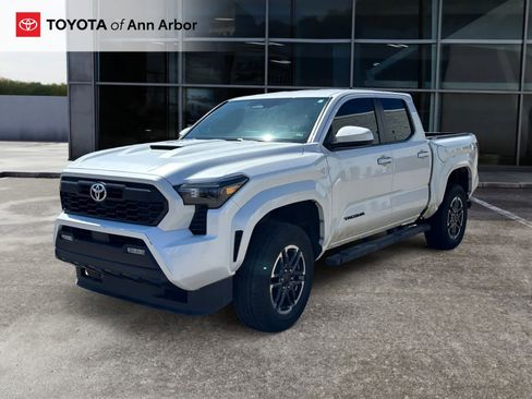 Used 2024 Toyota Tacoma TRD Sport AWD/4WD image 2