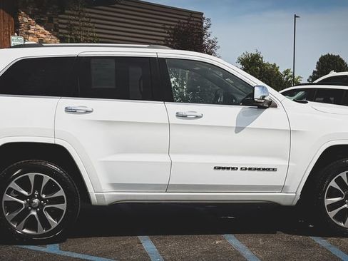 Used 2017 Jeep Grand Cherokee Overland w/ Jeep Active Safety Group AWD/4WD image 29