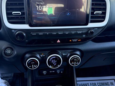 Used 2023 Hyundai Venue Limited image 18
