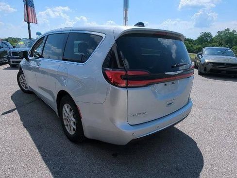 Certified 2024 Chrysler Pacifica Touring-L FWD image 11