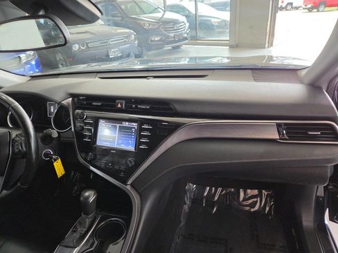 Used 2020 Toyota Camry SE image 27