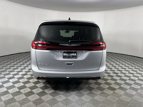 Certified 2024 Chrysler Pacifica Touring-L image 6