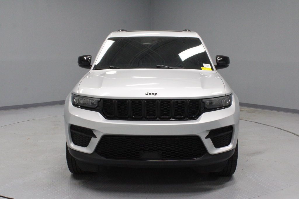 Used 2023 Jeep Grand Cherokee Altitude AWD/4WD image 5