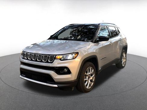 Used 2025 Jeep Compass Limited image 3