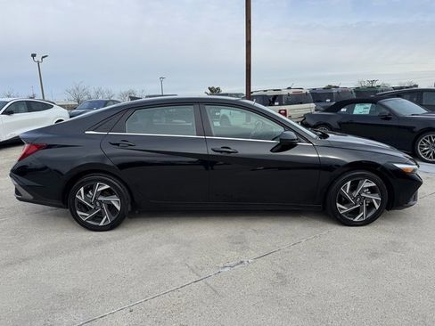 Used 2025 Hyundai Elantra SEL image 7