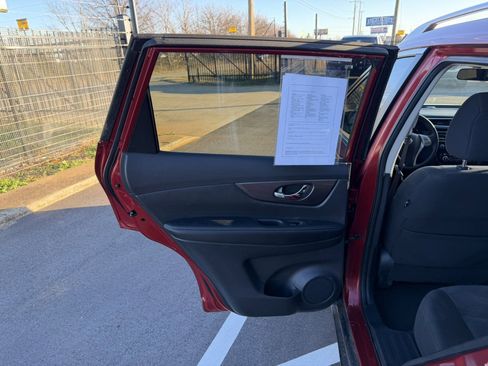 Used 2016 Nissan Rogue SV image 18