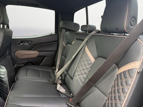 Used 2024 GMC Canyon Denali image 10