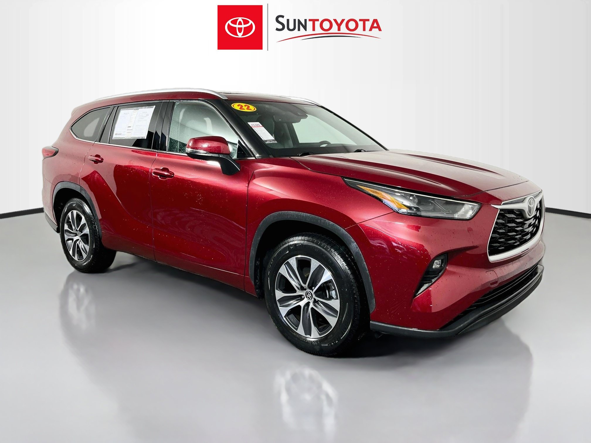 Used 2022 Toyota Highlander XLE FWD image 1