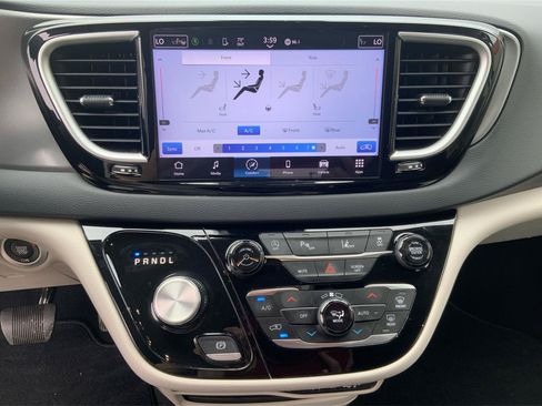 Used 2023 Chrysler Pacifica Touring-L FWD image 34