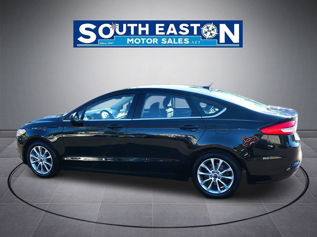 Used 2017 Ford Fusion SE FWD image 8