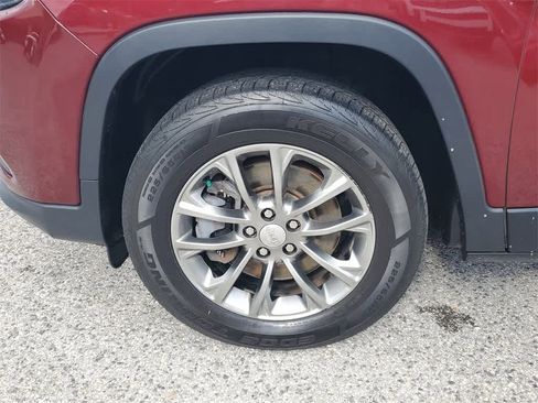 Used 2019 Jeep Cherokee Latitude Plus w/ Comfort/Convenience Group image 5