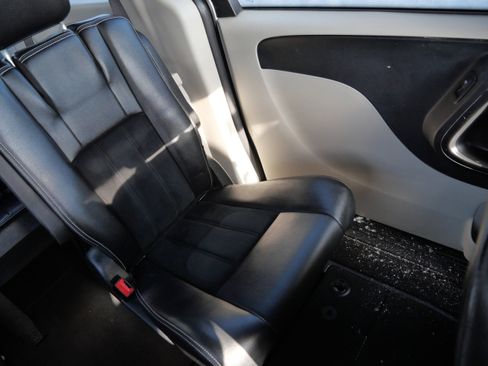 Used 2017 Dodge Grand Caravan SXT image 14