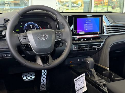 Used 2026 Toyota Camry Hybrid FWD image 25