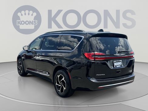 Used 2023 Chrysler Pacifica Limited w/ Uconnect Theater Family Group AWD/4WD image 8