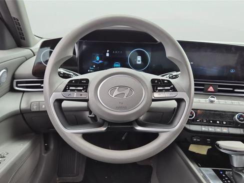 Used 2024 Hyundai Elantra SEL image 12