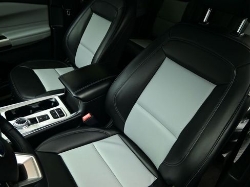 Used 2023 Ford Explorer XLT w/ Equipment Group 202A image 23