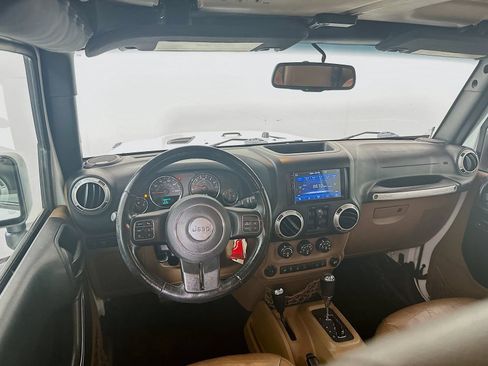 Used 2016 Jeep Wrangler Unlimited Rubicon w/ Connectivity Group AWD/4WD image 22