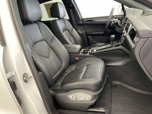 Certified 2025 Porsche Macan Base image 23