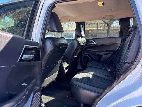 Used 2024 Mitsubishi Outlander SE Black Edition image 23