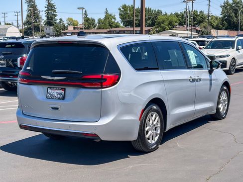 Used 2024 Chrysler Pacifica Touring-L FWD image 4