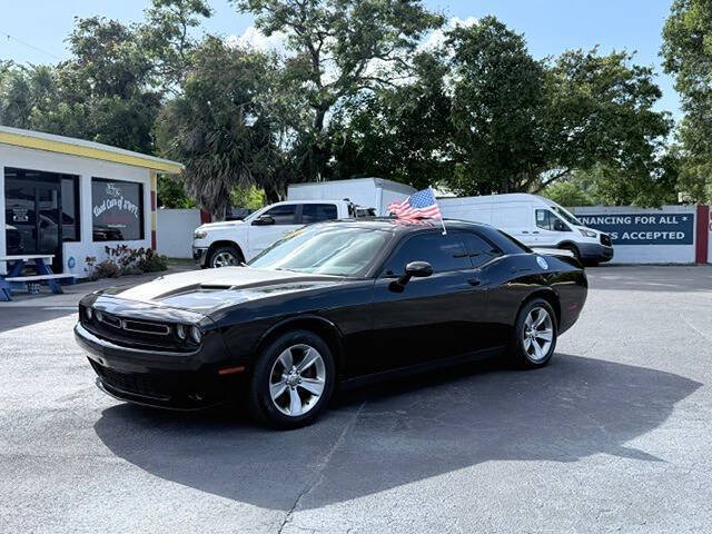 Used 2018 Dodge Challenger SXT RWD image 2
