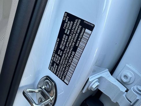 New 2026 Porsche Macan image 7