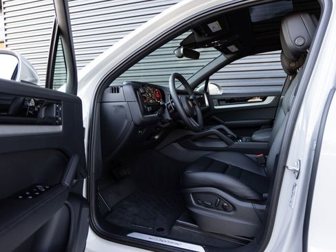 Certified 2026 Porsche Cayenne AWD/4WD image 23
