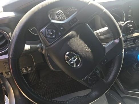 Used 2021 Toyota Tacoma TRD Sport w/ Technology Package image 12