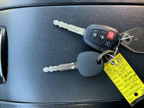 Used 2017 Toyota Highlander Plus FWD image 7