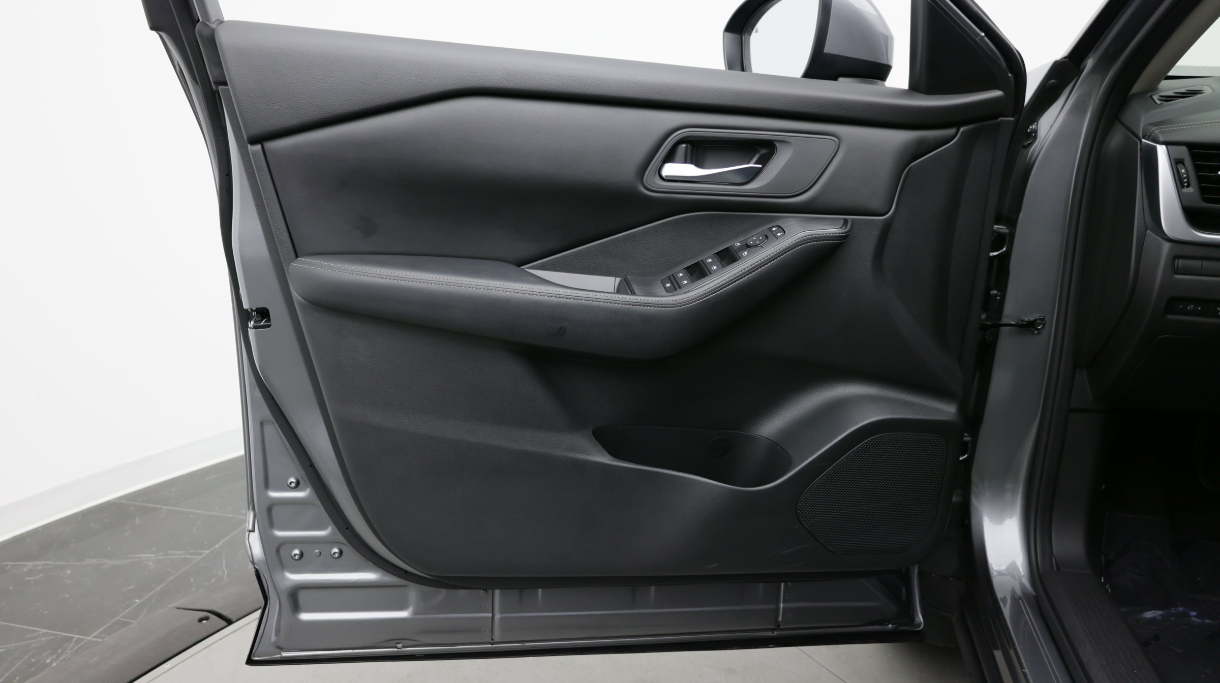 Used 2024 Nissan Rogue SV FWD image 13