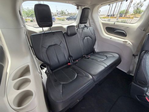 Used 2022 Chrysler Pacifica Touring-L FWD image 12