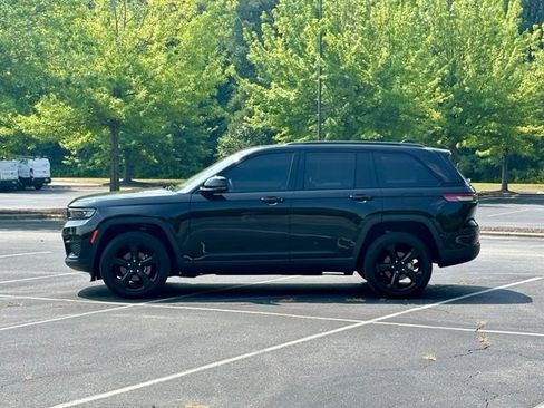 Used 2023 Jeep Grand Cherokee Altitude RWD image 3