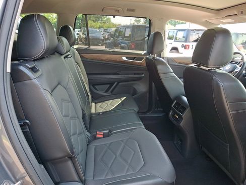 Used 2024 Volkswagen Atlas SE AWD/4WD image 15