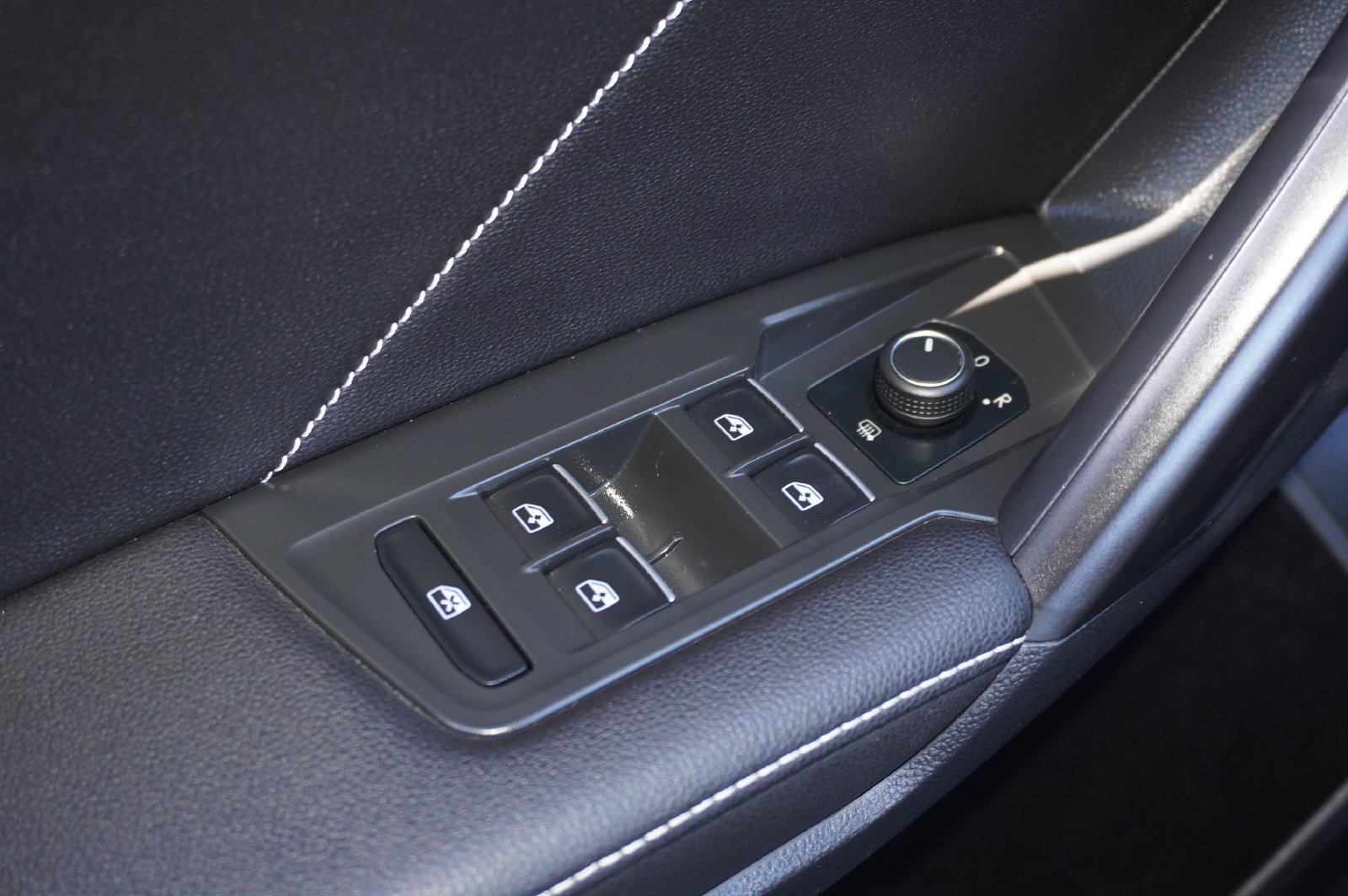 Used 2022 Volkswagen Tiguan SE FWD image 16