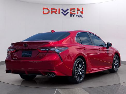 Used 2021 Toyota Camry SE FWD image 5
