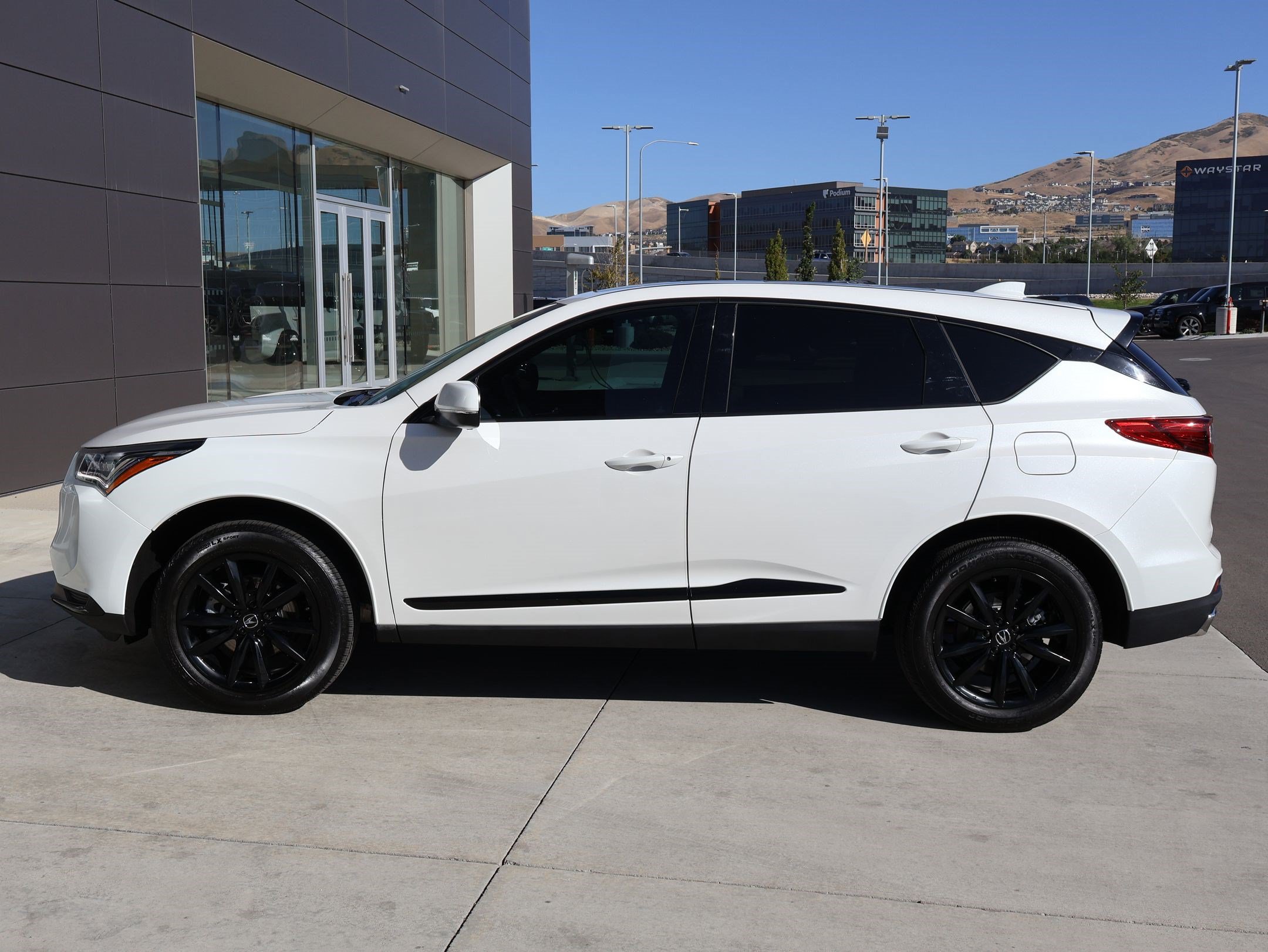 Used 2025 Acura RDX SH-AWD image 9