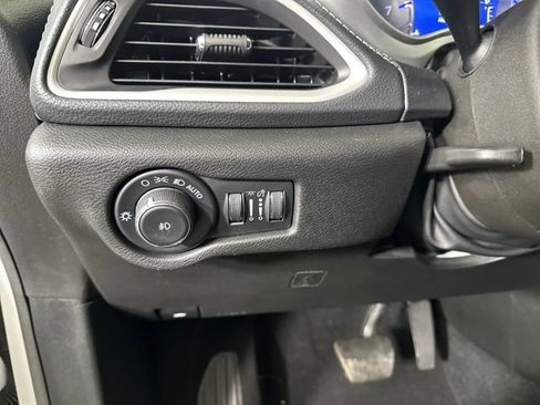 Used 2023 Chrysler Pacifica Touring-L w/ S Appearance Package image 19