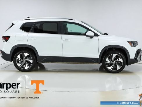 Used 2025 Volkswagen Taos SE w/ Panoramic Sunroof Package AWD/4WD image 10