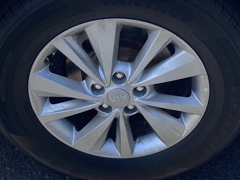 Used 2017 Kia Sedona LX w/ LX Essentials Premium Package FWD image 8