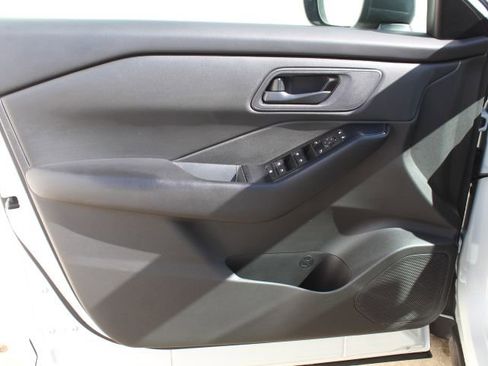 Used 2024 Nissan Rogue S image 11