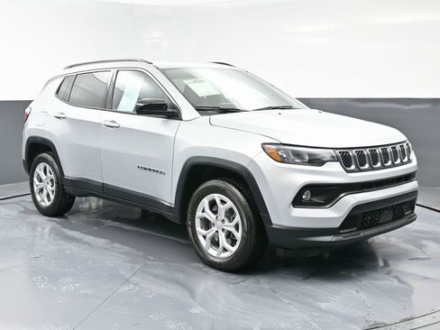 Used 2024 Jeep Compass Latitude image 3