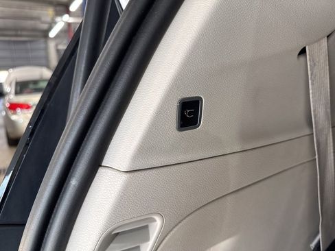 Used 2018 Chrysler Pacifica Touring-L image 12