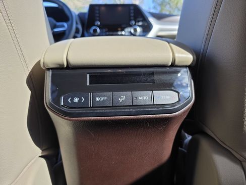 Used 2021 Toyota Highlander XLE AWD/4WD image 23