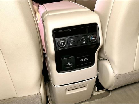 Used 2023 GMC Acadia Denali AWD/4WD image 11