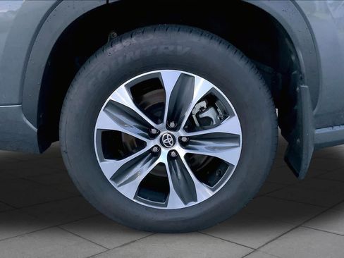 Used 2025 Toyota Highlander XLE FWD image 10