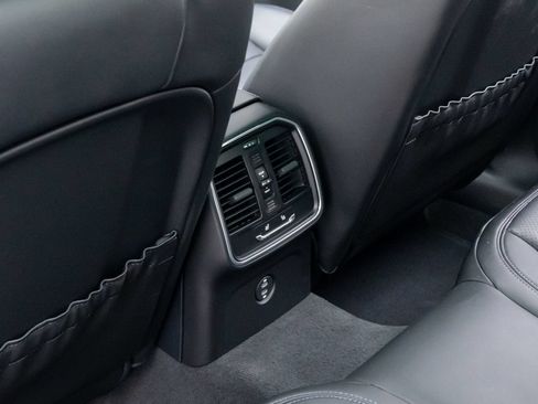 Certified 2026 Porsche Macan AWD/4WD image 18