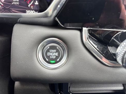 Used 2025 GMC Canyon Elevation image 17