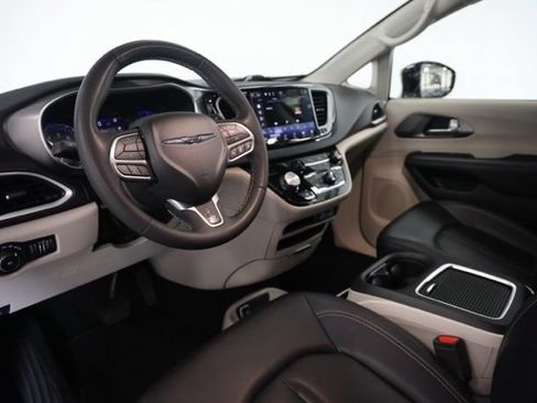 Used 2024 Chrysler Pacifica Touring-L FWD image 21