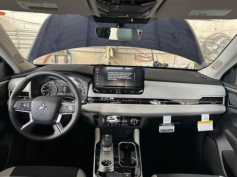 New 2025 Mitsubishi Outlander SE image 41
