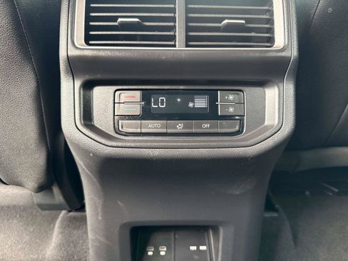 Used 2025 Volkswagen Atlas SE FWD image 19